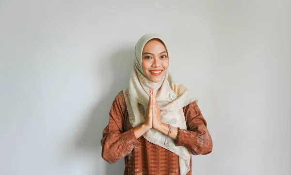 Портрет Молодой Красивой Азиатской Мусульманки Хиджабе Знак Приветствия Мубарака Адха — стоковое фото
