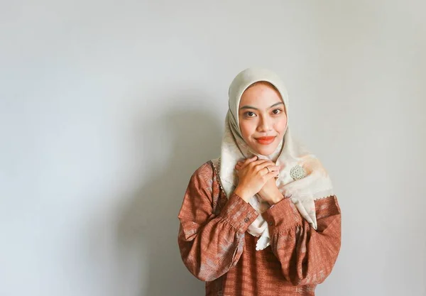 若い美しいアジア系ムスリム女性のヒジャーブのジェスチャーEid Mubarak Eid Adha挨拶 — ストック写真