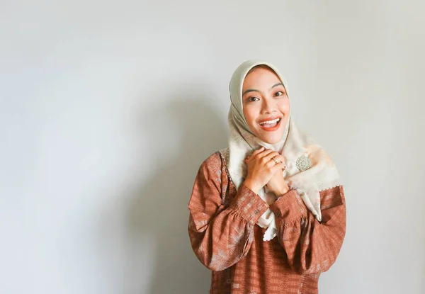 Portret Młodej Pięknej Muzułmańskiej Muzułmanki Hidżabie Pozdrawiającej Eid Mubarak Eid — Zdjęcie stockowe