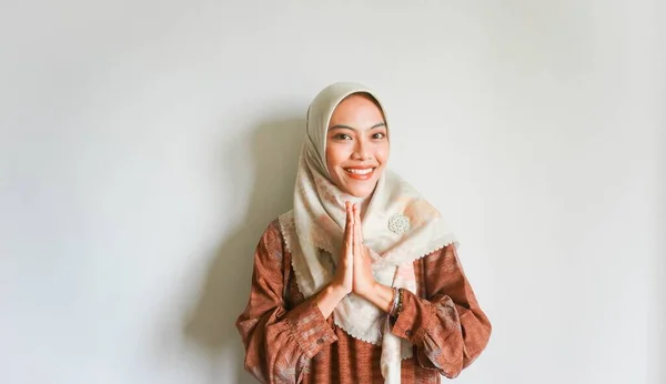 一名年轻美丽的亚洲穆斯林妇女头戴头巾 为穆巴拉克 阿达问候语的画像 — 图库照片