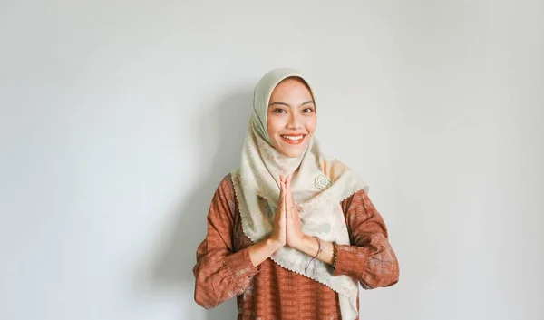 Porträt Einer Jungen Schönen Asiatischen Muslimin Die Einen Hidschab Trägt — Stockfoto