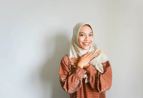 一名年轻美丽的亚洲穆斯林妇女头戴头巾 为穆巴拉克 阿达问候语的画像 — 图库照片