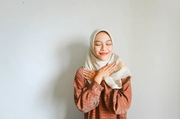 Egy Fiatal Gyönyörű Ázsiai Muszlim Portréja Aki Hidzsáb Gesztust Visel — Stock Fotó