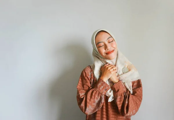 Портрет Молодої Красивої Азіатської Мусульманки Одягненої Хіджаб Жест Eid Mubarak — стокове фото