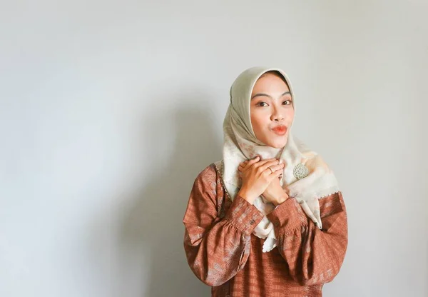 Bayram Kurban Bayramı Tebriklerini Belirten Tesettürlü Güzel Bir Asyalı Müslüman — Stok fotoğraf