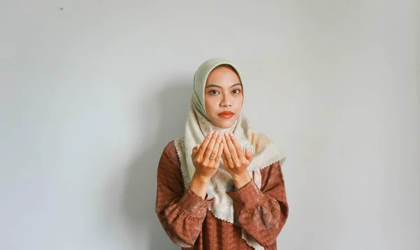 Retrato Una Mujer Musulmana Asiática Rezando Dios Con Las Manos — Foto de Stock