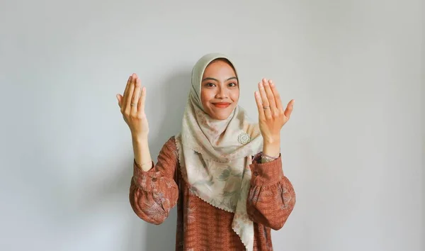 Portrét Asijské Muslimky Modlící Bohu Vztyčené Ruce Bílém Pozadí — Stock fotografie