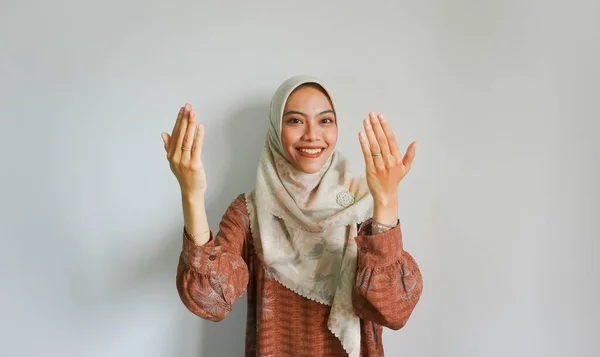白い背景を背景に立ち上がったジェスチャーの手を祈りながら神に祈るアジアのムスリム女性の肖像 — ストック写真