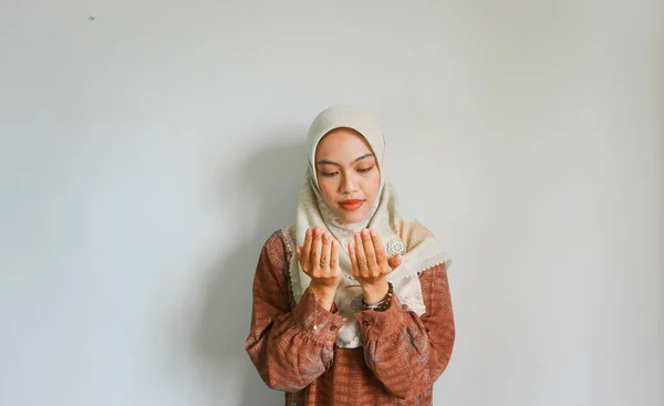 Retrato Mulher Muçulmana Asiática Orando Deus Rezando Mãos Gesto Levantadas — Fotografia de Stock