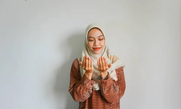 Портрет Азиатской Мусульманки Молящейся Богу Поднятыми Руками Белом Фоне — стоковое фото