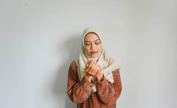 Портрет Азіатської Мусульманки Молиться Богу Молиться Жести Підняті Вгору Білому — стокове фото