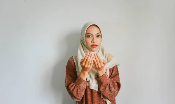 Retrato Mulher Muçulmana Asiática Orando Deus Rezando Mãos Gesto Levantadas — Fotografia de Stock