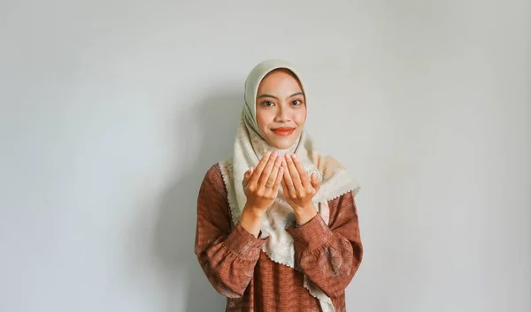 Портрет Азиатской Мусульманки Молящейся Богу Поднятыми Руками Белом Фоне — стоковое фото