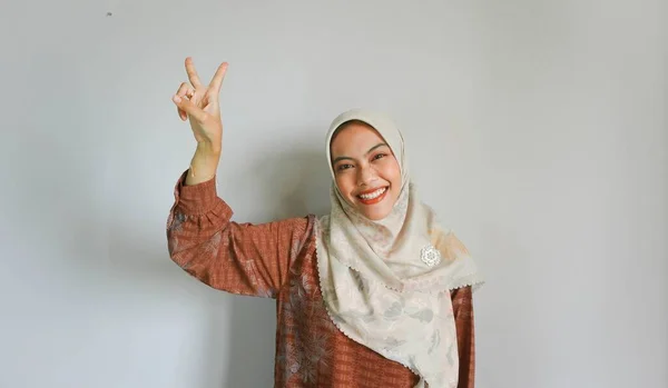 Молода Азіатка Використовує Палець Вказуючи Різних Напрямках Порожнім Простором Копіювання — стокове фото