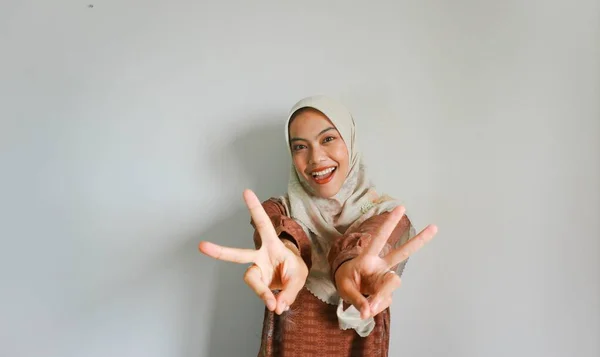 Mladá Asijská Žena Pomocí Prstu Ukazuje Různými Směry Prázdným Kopírovacím — Stock fotografie