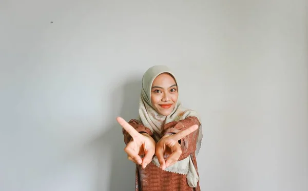 Wanita Asia Muda Menggunakan Jari Menunjuk Arah Yang Berbeda Dengan — Stok Foto