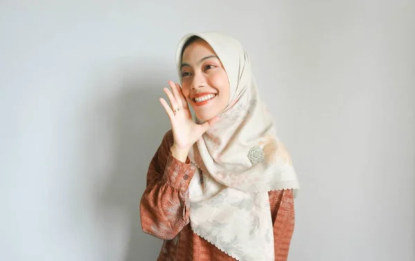 Молодая Красивая Азиатская Мусульманка Платке Кричащая Громко Кричащая Рукой Рту — стоковое фото