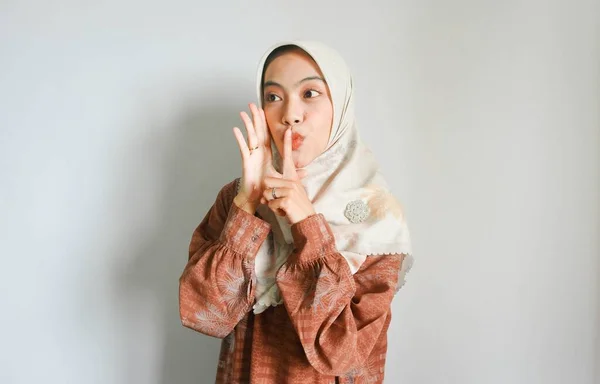 Jonge Aziatische Vrouw Fluisteren Een Geheim Achter Haar Hand Geïsoleerd — Stockfoto