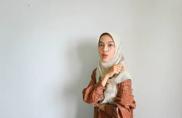 Портрет Красивої Азіатської Жінки Стискає Кулаки Ізольовані Білому Тлі — стокове фото