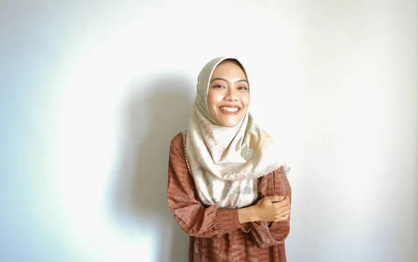 Возбужденная Азиатская Мусульманка Повседневной Рубашке Хиджабе Указывает Пространство Рядом Ней — стоковое фото
