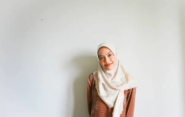 Aufgeregte Muslimische Asiatin Lässigem Hemd Und Hijab Zeigt Auf Den — Stockfoto