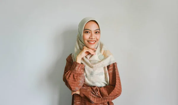 Šťastná Mladá Asiatka Neformální Košili Okouzlující Žena Dáma Otevřené Ruce — Stock fotografie