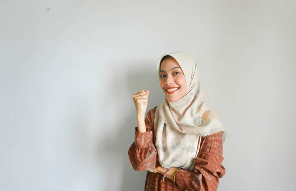 Щаслива Молода Азіатка Повсякденній Сорочці Чарівна Жіноча Леді Відкритими Руками — стокове фото