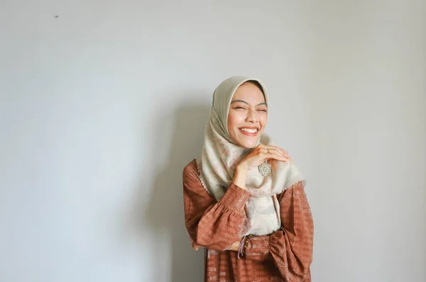 Egy Boldog Fiatal Ázsiai Alkalmi Inget Visel Hidzsáb Romantikus Formákat — Stock Fotó