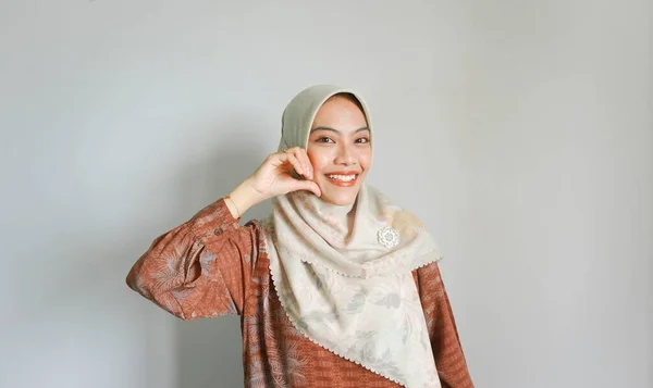 Una Joven Mujer Asiática Feliz Con Camisa Casual Hijab Siente — Foto de Stock