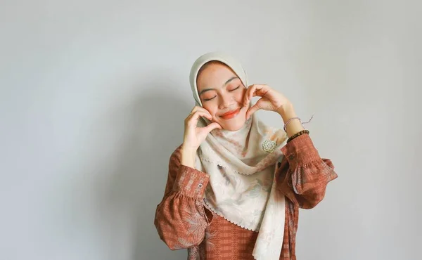 Μια Ευτυχισμένη Νεαρή Ασιάτισσα Που Φοράει Casual Πουκάμισο Και Χιτζάμπ — Φωτογραφία Αρχείου
