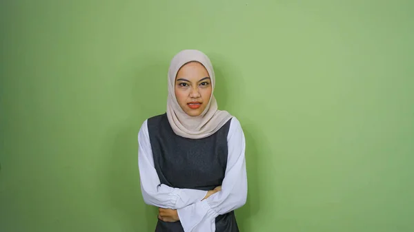 Młoda Azjatka Ramionami Brzuchu Bólem Menstruacyjnym Wyizolowana Zielonym Tle — Zdjęcie stockowe