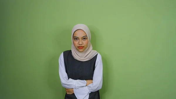 Młoda Azjatka Ramionami Brzuchu Bólem Menstruacyjnym Wyizolowana Zielonym Tle — Zdjęcie stockowe