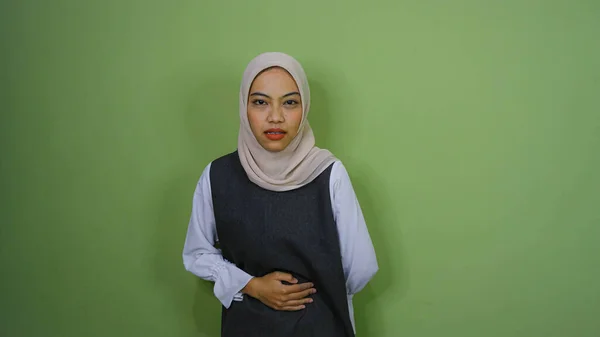 Fiatal Ázsiai Karokkal Hason Menstruációs Fájdalom Kifejezés Elszigetelt Zöld Háttér — Stock Fotó