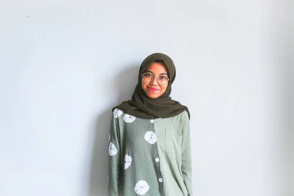 Emocionada Mujer Musulmana Asiática Con Pijamas Hijab Apuntando Espacio Copia — Foto de Stock