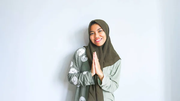 Ενθουσιασμένη Ασιάτισσα Μουσουλμάνα Που Φορούσε Πιτζάμες Και Χιτζάμπ Δείχνοντας Φωτοτυπικό — Φωτογραφία Αρχείου