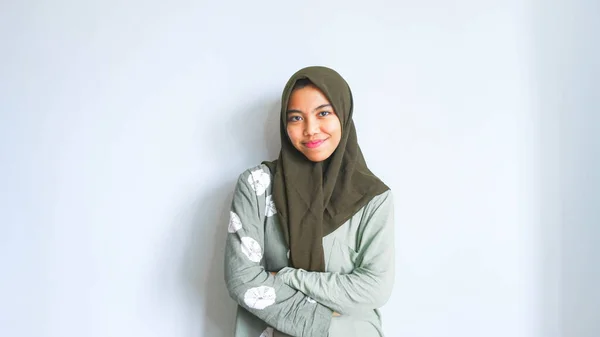 Emocionada Mujer Musulmana Asiática Con Pijamas Hijab Apuntando Espacio Copia —  Fotos de Stock