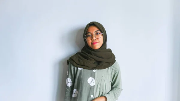 白い背景によって隔離された 彼女の横のコピースペースを指してパジャマとヒジャーブを着て興奮したアジアのイスラム教徒の女性 — ストック写真
