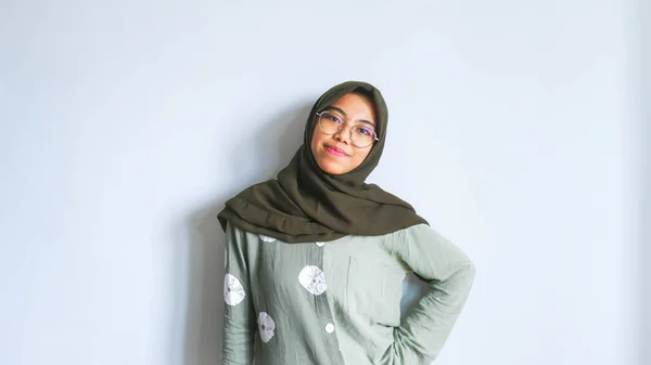 Emozionata Donna Musulmana Asiatica Pigiama Hijab Che Indica Spazio Copia — Foto Stock