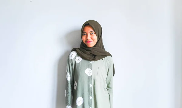 Podekscytowana Azjatycka Muzułmanka Piżamie Hidżabie Wskazująca Przestrzeń Obok Siebie Odizolowana — Zdjęcie stockowe