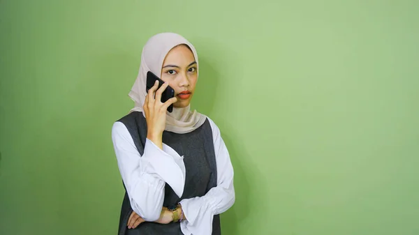 Портрет Улыбающейся Молодой Азиатской Девушки Разговаривающей Мобильному Телефону Зеленом Фоне — стоковое фото