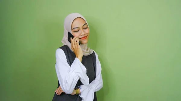 Portré Egy Mosolygós Fiatal Ázsiai Lány Beszél Mobiltelefon Elszigetelt Zöld — Stock Fotó