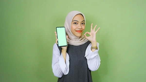 Joven Mujer Asiática Usando Hijab Mostrando Espacio Copia Pantalla Teléfono —  Fotos de Stock