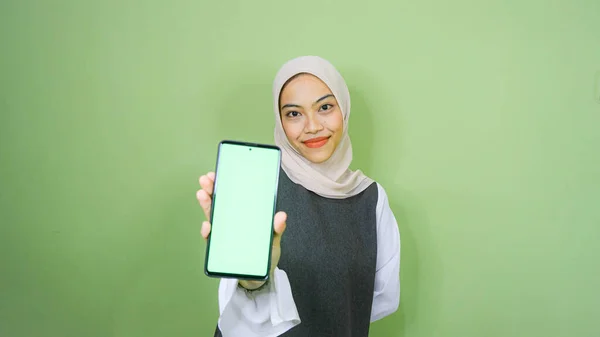 히잡을 아시아 핸드폰 화면에 복사된 공간을 있습니다 배경때문에 고립됨 — 스톡 사진
