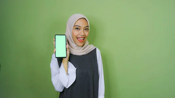 Młoda Azjatka Hidżabie Pokazująca Miejsce Ksero Ekranie Telefonu Izolacja Zielonym — Zdjęcie stockowe