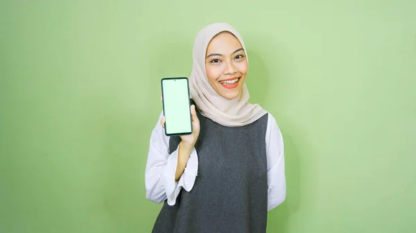 Genç Asyalı Kadın Tesettürlü Telefon Ekranında Fotokopi Alanı Gösteriyor Yeşil — Stok fotoğraf