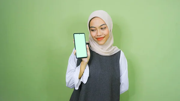 Ung Asiatisk Kvinna Bär Hijab Visar Kopieringsutrymme Sin Telefonskärm Isolerad — Stockfoto
