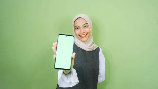 Wanita Asia Muda Mengenakan Jilbab Menunjukkan Ruang Fotokopi Layar Teleponnya — Stok Foto