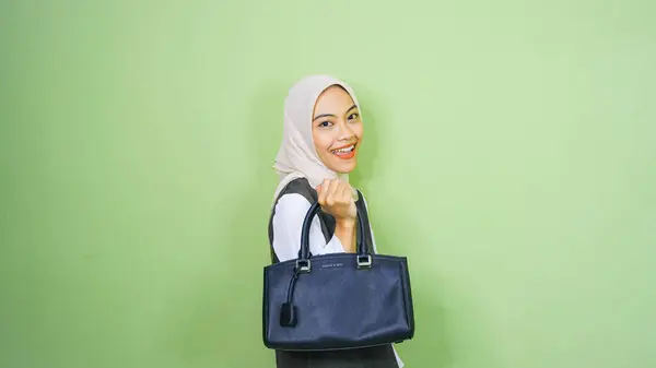 Glückliche Asiatische Mädchen Frau Mit Schwarzer Tasche Steht Über Grünem — Stockfoto
