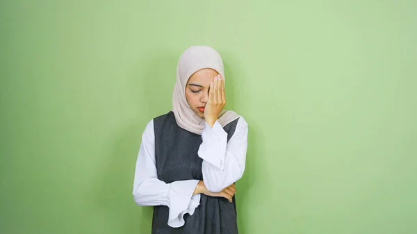 Ağlarken Ele Tutuşan Genç Asyalı Güzel Bir Kadının Yeşil Arka — Stok fotoğraf