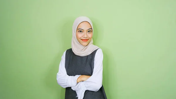 Yanındaki Fotokopi Alanını Gösteren Günlük Gömlekli Tesettürlü Mutlu Asyalı Müslüman — Stok fotoğraf